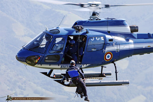 Hélicoptère AS350 B Ecureuil de la Gendarmerie Nationale française