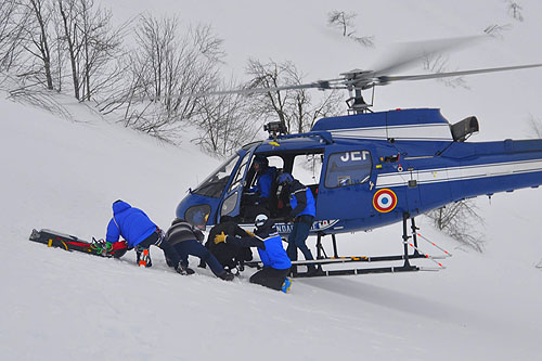 Hélicoptère AS350 B Ecureuil de la Gendarmerie Nationale française