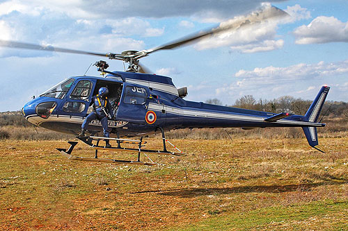 Hélicoptère AS350 B Ecureuil de la Gendarmerie Nationale française