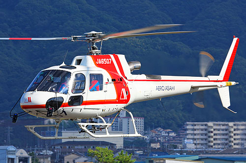 Hélicoptère AS350 Ecureuil B3 JA6507 d'AERO ASAHI au Japon, équipé pour le travail aérien avec élingue