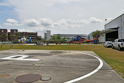 Hélicoptères EC135 N253MT Southeast Mississippi Air Ambulance et EC155 N911UF ShandsCair University of Florida Health, Gainesville