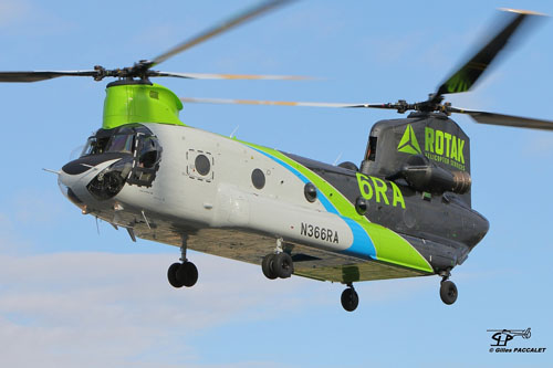 Hélicoptère bombardier d'eau CH47 Chinook N366RA de ROTAK HELICOPTER SERVICES