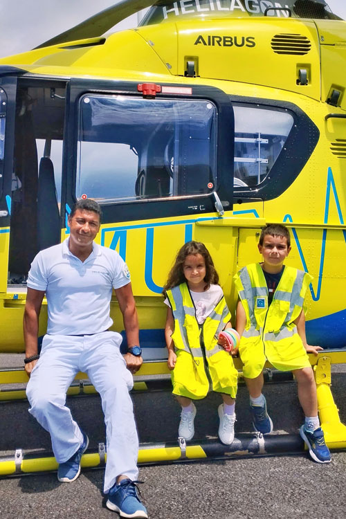 André BOUR photographiant l'hélicoptère H135 F-OHSG, HeliSMUR 974, SAMU 974, HELILAGON