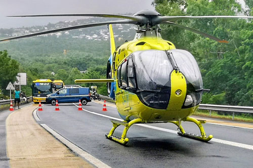 André BOUR photographiant l'hélicoptère H135 F-OHSG, HeliSMUR 974, SAMU 974, HELILAGON