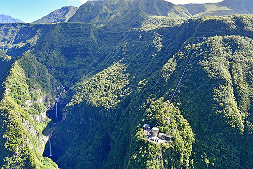Vol au-dessus de la vallée de Takamaka à l'île de La Réunion