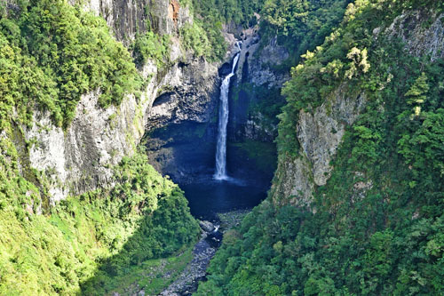 Vol au-dessus de la vallée de Takamaka à l'île de La Réunion