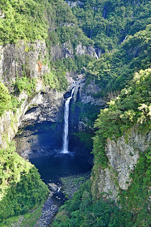 Vol au-dessus de la vallée de Takamaka à l'île de La Réunion