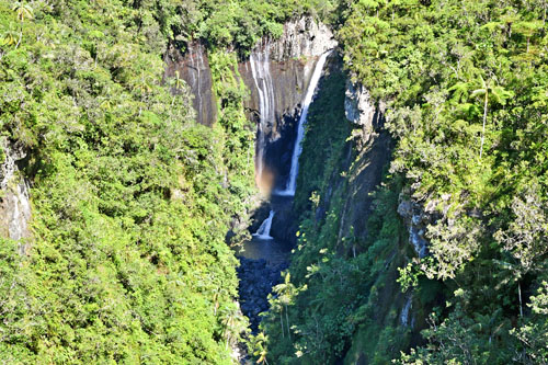 Vol au-dessus de la vallée de Takamaka à l'île de La Réunion