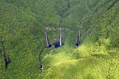 Vol au-dessus de la vallée de Takamaka à l'île de La Réunion