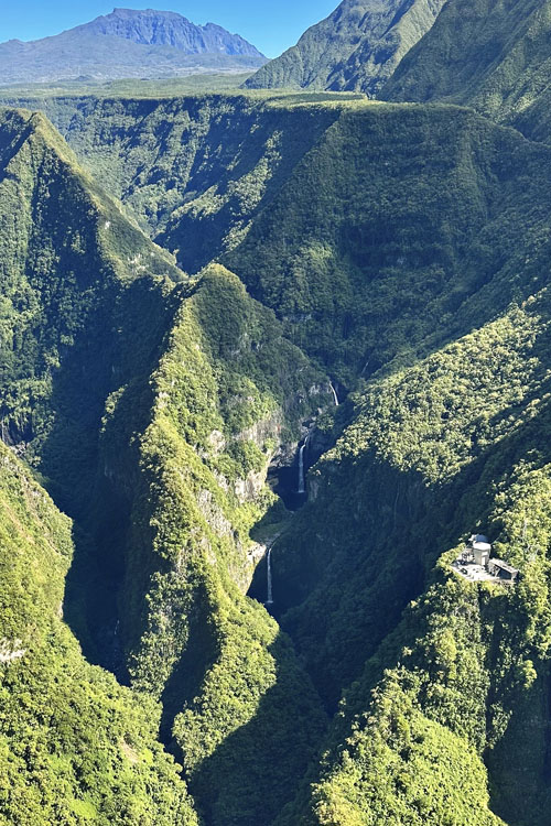 Vol au-dessus de la vallée de Takamaka à l'île de La Réunion