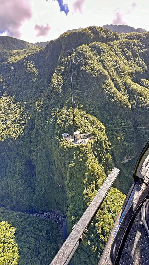Vol au-dessus de la vallée de Takamaka à l'île de La Réunion