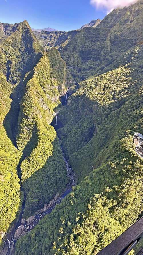 Vol au-dessus de la vallée de Takamaka à l'île de La Réunion