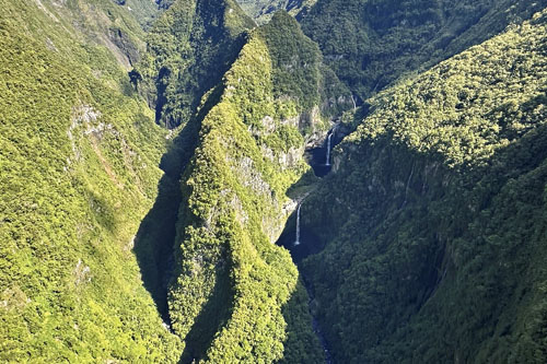 Vol au-dessus de la vallée de Takamaka à l'île de La Réunion