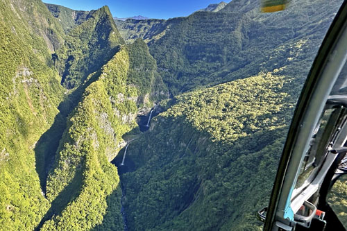 Vol au-dessus de la vallée de Takamaka à l'île de La Réunion