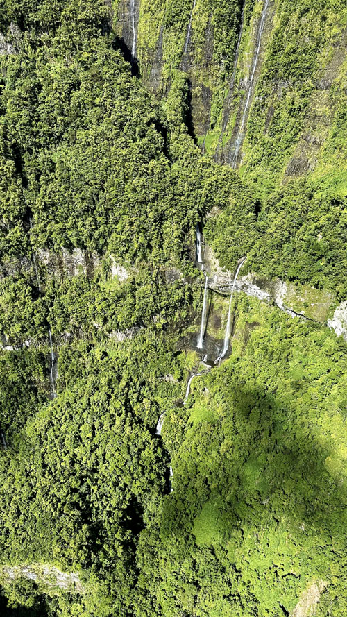 Vol au-dessus de la vallée de Takamaka à l'île de La Réunion