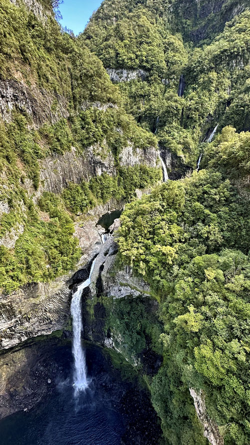 Vol au-dessus de la vallée de Takamaka à l'île de La Réunion