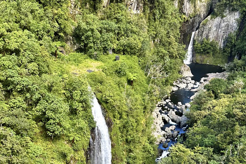 Vol au-dessus de la vallée de Takamaka à l'île de La Réunion