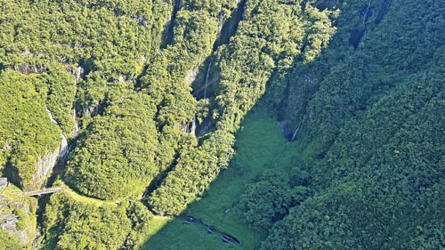 Vol au-dessus de la vallée de Takamaka à l'île de La Réunion