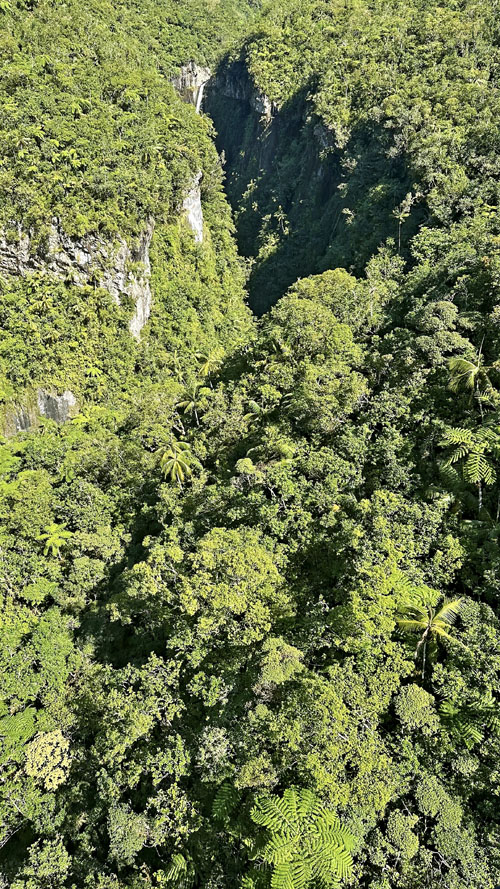 Vol au-dessus de la vallée de Takamaka à l'île de La Réunion