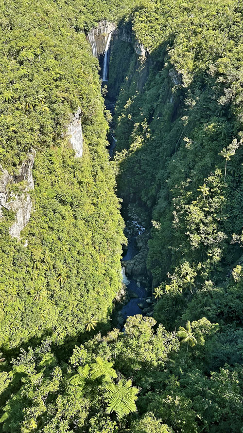 Vol au-dessus de la vallée de Takamaka à l'île de La Réunion