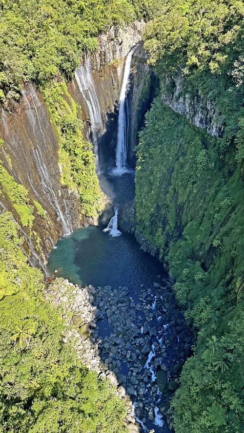 Vol au-dessus de la vallée de Takamaka à l'île de La Réunion