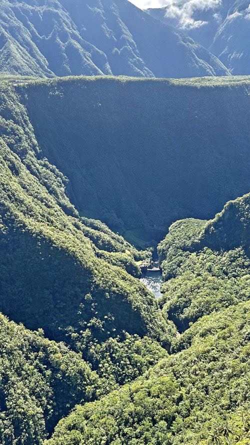 Vol au-dessus de la vallée de Takamaka à l'île de La Réunion