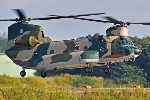 CH-47J Chinook de la JASDF en vol à Iruma, Japon