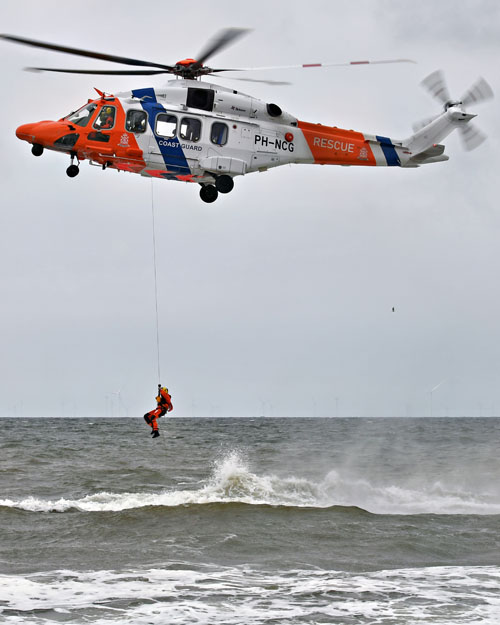 Hélitreuillage à bord d'un navire des Gardes Côtes