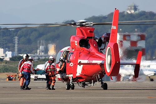 Hélicoptère AS365 Dauphin des pompiers japonais (JA758A)