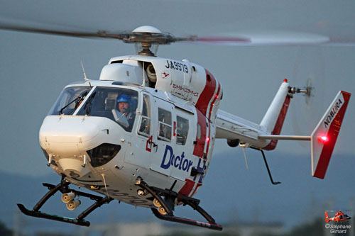 Hélicoptère de secours BK117 Doctor Heli japonais