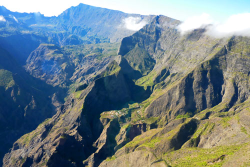 Vol au-dessus de l'île de La Réunion en hélicoptère