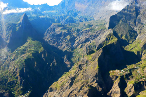 Vol au-dessus de l'île de La Réunion en hélicoptère