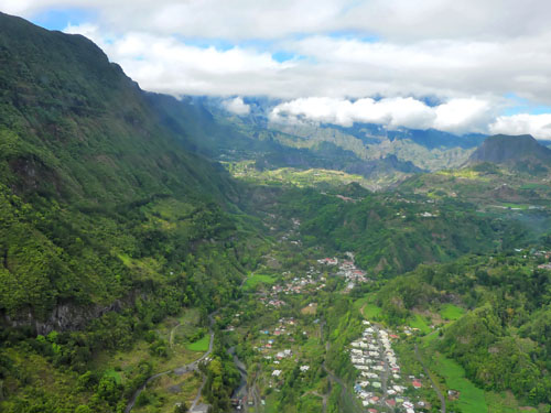 Vol au-dessus de l'île de La Réunion en hélicoptère