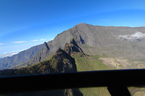 Vol au-dessus de l'île de La Réunion en hélicoptère