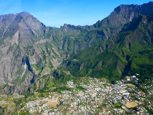 Vol au-dessus de l'île de La Réunion en hélicoptère