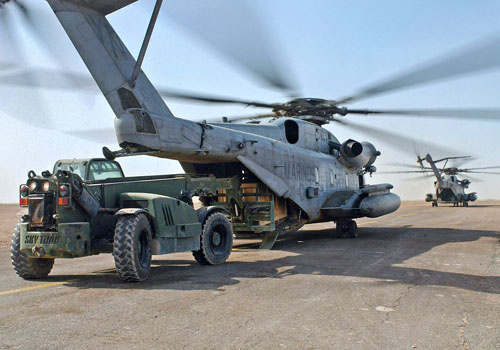 Chargement de palettes dans un CH-53E, Al Taqqadum, Irak, le 28 janvier 2005