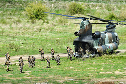 Débarquement de soldats par la rampe arrière d'un hélicoptère CH-47 Chinook lors de l'exercice Orion 2023
