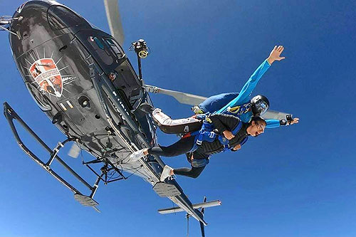 Saut en parachute depuis un hélicoptère