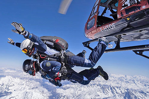 Saut en parachute depuis un hélicoptère