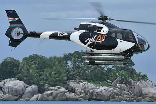 Hélicoptère EC120 S7-ZIL de ZilAir au décollage face à Coco Island dans l'archipel des Seychelles