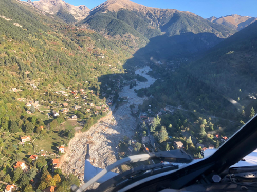 Vue sur la vallée à partir du cockpit d'un hélicoptère