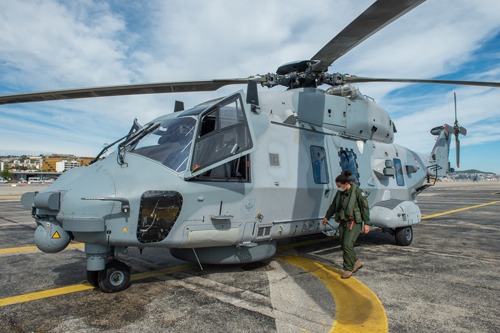 Vérification prévol pour cet hélicoptère NH90 Caïman de la Marine sur le tarmac de l'aéroport de Nice