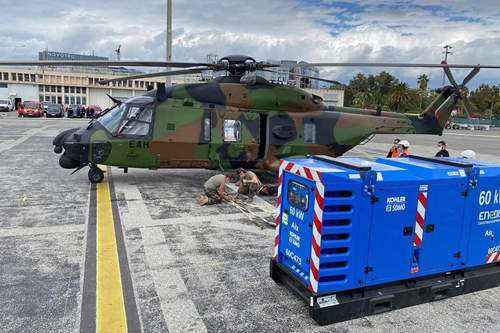 Hélicoptère NH90 Caïman de l'Armée de Terre sur le tarmac de l'aéroport de Nice, prêt à transporter sous élingue un groupe électrogène