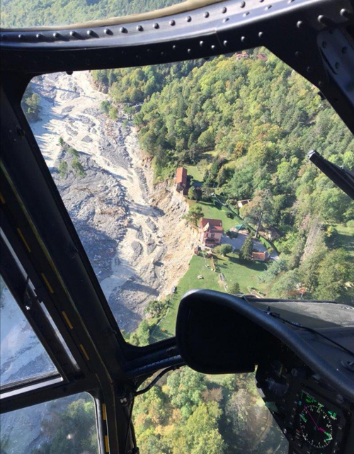 Vue sur la vallée à partir du cockpit d'un hélicoptère Puma de l'Armée de Terre