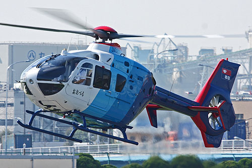 Hélicoptère EC135 P2 JA02CP de Chunichi Press