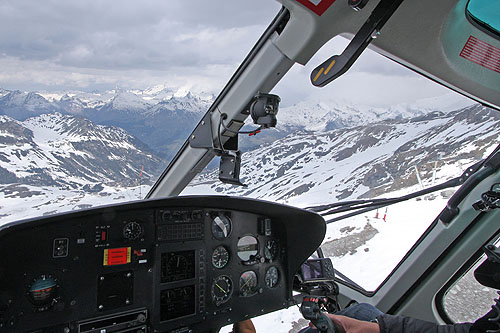 La vue de l'intérieur de l'hélicoptère, de la place avant, à côté du pilote