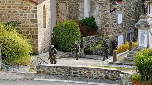 Progression des militaires dans le village de Connangles infiltré par les forces hostiles
