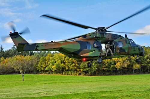 Arrivée de l'hélicoptère NH90 Caïman EAQ à proximité du village de Pressat, avec 20 militaires à son bord