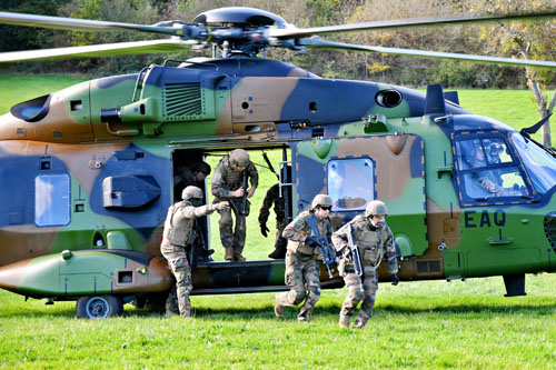 Une vingtaine de combattants arrivent en renfort à bord d'un hélicoptère NH90 à proximité du village de Pressat pour contrer les agissements des forces hostiles