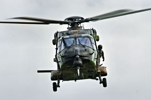 Survol du village par des hélicoptères NH90 appelés en renfort pour l'évacuation des blessés